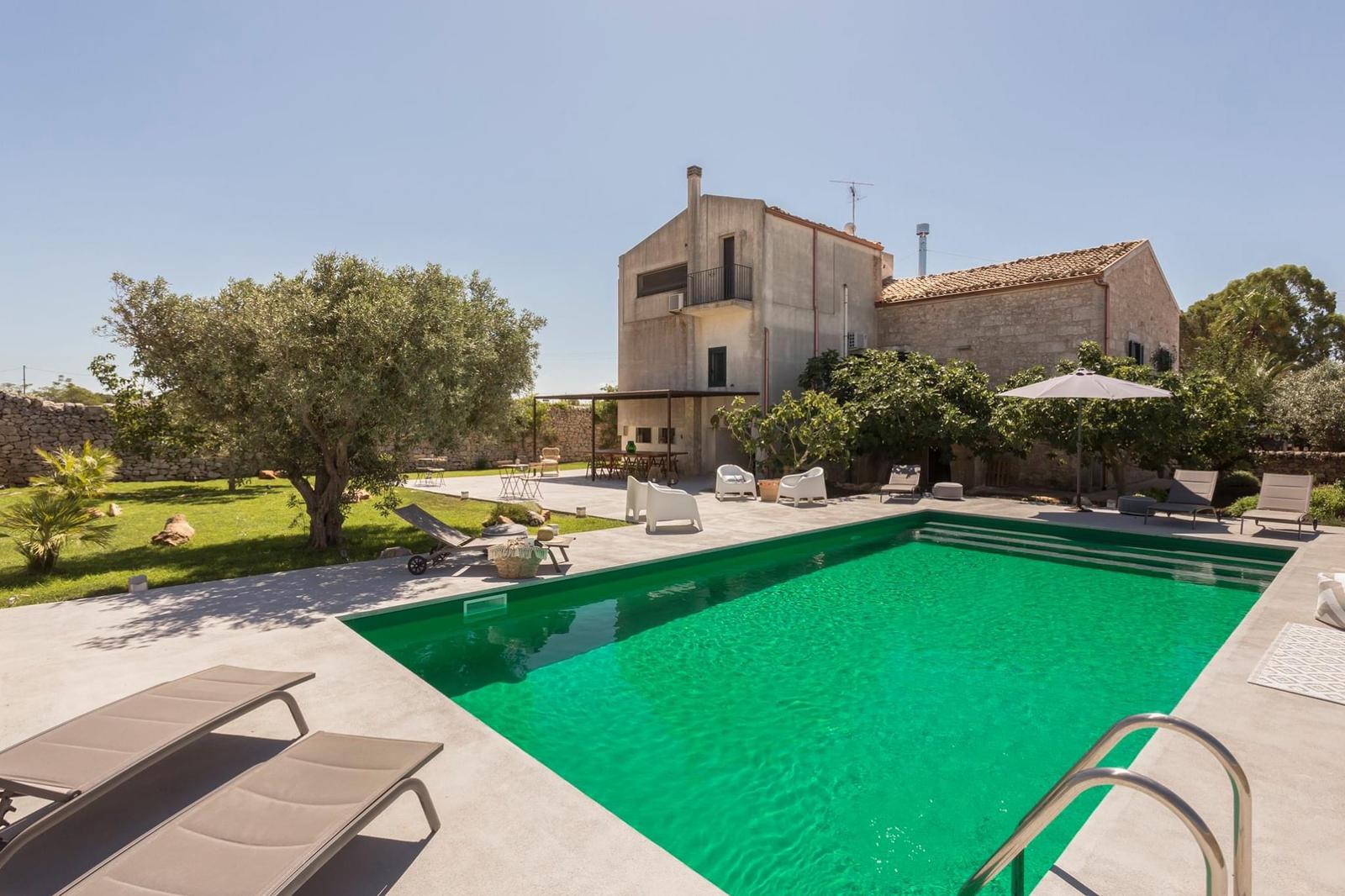Villa con piscina atelier immobiliare Villa con piscina atelier immobiliare